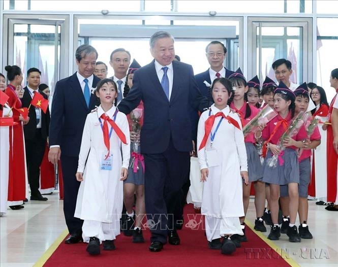 Tổng Bí thư Tô Lâm, các đồng chí lãnh đạo, nguyên lãnh đạo Đảng, Nhà nước cùng học sinh Thủ đô dự Lễ kỷ niệm 80 năm truyền thống ngành Giáo dục; đón nhận Huân chương Lao động hạng Nhất và khai giảng năm học mới 2025 - 2026. Ảnh: Thống Nhất – TTXVN