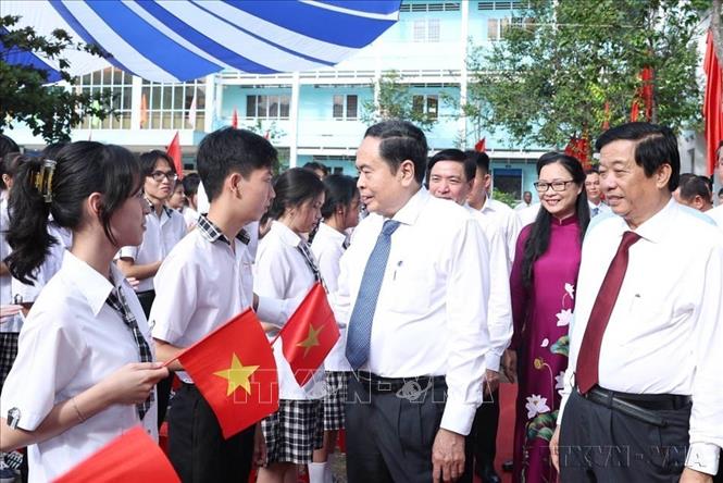  Chủ tịch Quốc hội Trần Thanh Mẫn nói chuyện với học sinh Trường THPT Phạm Hùng (huyện Long Hồ, tỉnh Vĩnh Long) tại Lễ khai giảng năm học mới 2024 - 2025. Ảnh: Thống Nhất - TTXVN