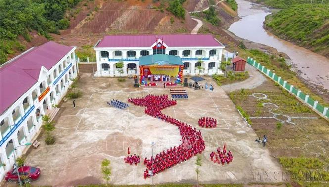 Học sinh Trường Phổ thông DTNT THPT huyện Nậm Pồ xếp hình bản đồ Việt Nam tại Lễ khai giảng năm học mới 2024 - 2025. Ảnh: Xuân Tư - TTXVN