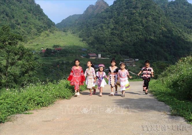 Học sinh Điểm trường THCS Đức Xuân (xã Hòa An, Cao Bằng) náo nức đến trường trong ngày khai giảng năm học mới 2025-2026. Ảnh: Chu Hiệu-TTXVN