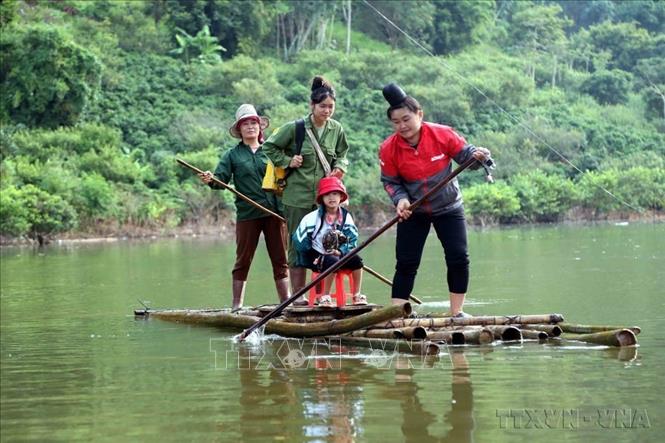 Hơn 1 tháng, do mưa lớn kéo dài khiến nhiều nơi trên địa bàn tỉnh Sơn La ngập sâu, sáng 5/9/2024, nhiều học sinh Tiểu học và Trung học cơ sở của bản Phiêng Nghè, xã Chiềng Đen, thành phố Sơn La phải di chuyển bằng bè tre đến dự Lễ khai giảng năm học mới 2024 - 2025. Ảnh: Quang Quyết - TTXVN