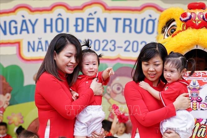 Bỡ ngỡ trong vòng tay cô giáo trong ngày khai giảng năm học mới 2023 - 2024 ở trường mầm non Việt Triều hữu nghị. Ảnh: Khánh Hoà - TTXVN