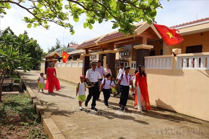 Phụ huynh đưa con đến trường trong ngày khai giảng năm học mới ở đảo Đá Tây, đặc khu Trường Sa, tỉnh Khánh Hòa, sáng 5/9/2025. Ảnh: TTXVN phát