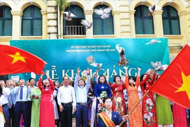 Nghi thức truyền thống thả chim bồ câu trong ngày khai giảng năm học mới tại Trường THPT Việt Đức, quận Hoàn Kiếm (Hà Nội, 5/9/2024). Ảnh: Tuấn Anh-TTXVN
