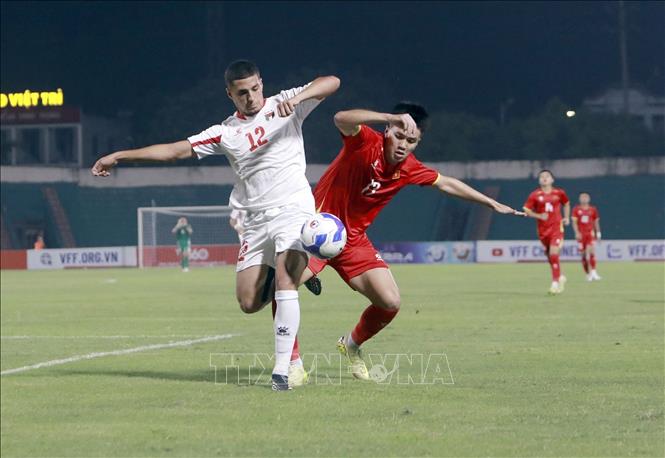U20 Việt Nam đẩy cao đội hình tổ chức tấn công dồn dập trước hàng phòng ngự U20 Palestine. Ảnh: Hoàng Hùng - TTXVN