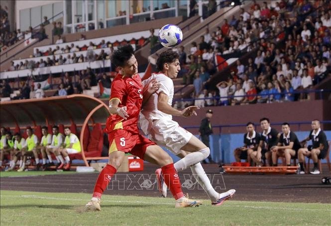 Hàng phòng ngự U20 Palestine vất vả chống đỡ các đợt hãm thành liên tục của U20 Việt Nam. Ảnh: Hoàng Hùng - TTXVN