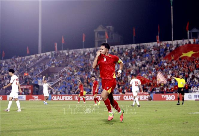 Đội trưởng Quốc Khánh của U20 Việt Nam ăn mừng sau khi đánh đầu ghi bàn vào lưới U20 Palestine. Ảnh: Hoàng Hùng - TTXVN