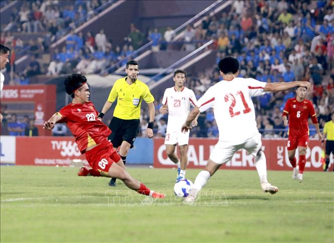 Cầu thủ U20 Việt Nam tung cú sút về phía khung thành U20 Palestine từ ngoài vòng cấm. Ảnh: Hoàng Hùng - TTXVN
