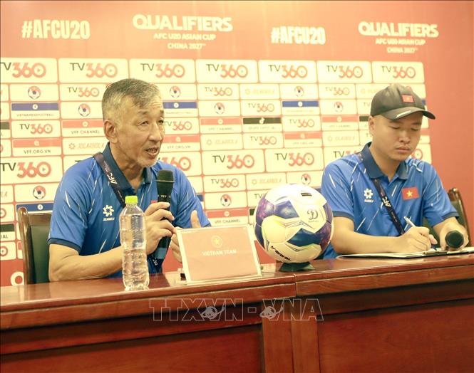 Huấn luyện viên trưởng U20 Việt Nam Yutaka Ikeuchi phát biểu tại cuộc họp báo sau trận đấu. Ảnh: Hoàng Hùng - TTXVN