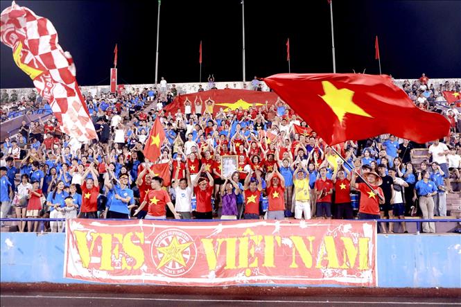 Khán giả phủ kín khán đài cổ vũ đội tuyển U20 Việt Nam. Ảnh: Hoàng Hùng – TTXVN