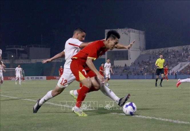 Cầu thủ hai đội U20 Việt Nam và U20 Palestine tranh bóng. Ảnh: Hoàng Hùng - TTXVN