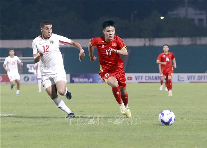 Các cầu thủ U20 Việt Nam và U20 Palestine tranh chấp bóng quyết liệt ngay sau tiếng còi khai cuộc trên sân vận động Việt Trì (Phú Thọ), tối 31/8. Ảnh: Hoàng Hùng – TTXVN