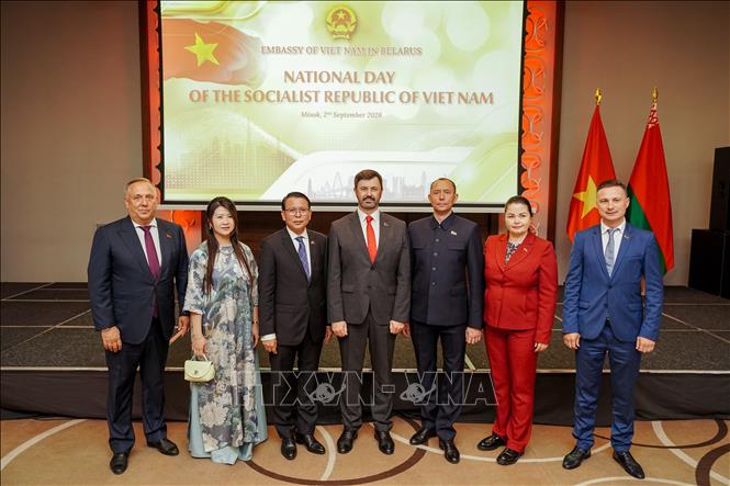 Lãnh đạo Đảng Cộng sản Belarus tới dự và chúc mừng Quốc khánh Việt Nam. Ảnh: TTXVN phát