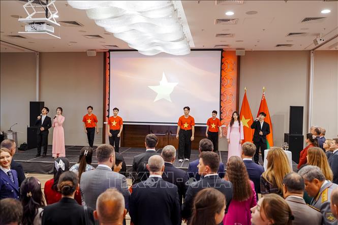 Các tiết mục văn nghệ của học sinh và sinh viên Việt Nam tại Belarus. Ảnh: TTXVN phát
