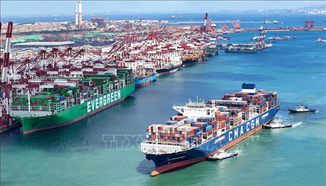 Tàu container neo tại cảng Qianwan ở Thanh Đảo, tỉnh Sơn Đông, Trung Quốc ngày 25/8/2026. Ảnh: THX/TTXVN phát
