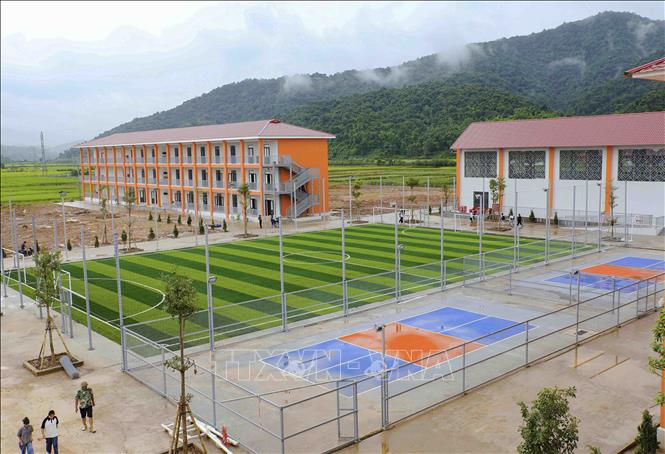 Sân bóng đá cỏ nhân tạo cùng khu nhà nội trú, nhà đa năng tạo không gian thuận lợi để học sinh học tập, rèn luyện thể chất và tham gia các hoạt động ngoại khóa của Trường Phổ thông nội trú liên cấp Tiểu học và THCS Sam Mứn, tỉnh Điện Biên. Ảnh: Xuân Tư - TTXVN