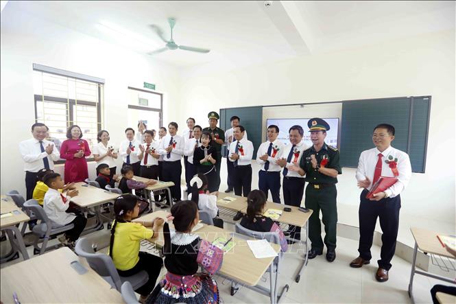  Đại biểu tham quan phòng học tại Trường Phổ thông nội trú liên cấp Tiểu học và Trung học cơ sở Yên Sơn, tỉnh Sơn La. Ảnh: Quang Quyết - TTXVN