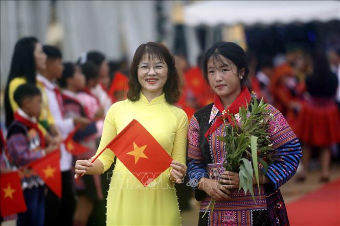 Cô giáo và học sinh Trường Phổ thông nội trú liên cấp Tiểu học và Trung học cơ sở Yên Sơn, tỉnh Sơn La hân hoan trong ngày khánh thành. Ảnh: Quang Quyết - TTXVN
