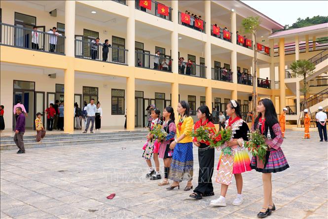 Thầy cô giáo và học sinh Trường Phổ thông nội trú liên cấp Tiểu học và Trung học cơ sở Yên Sơn, tỉnh Sơn La trong ngày khánh thành. Ảnh: Quang Quyết - TTXVN
