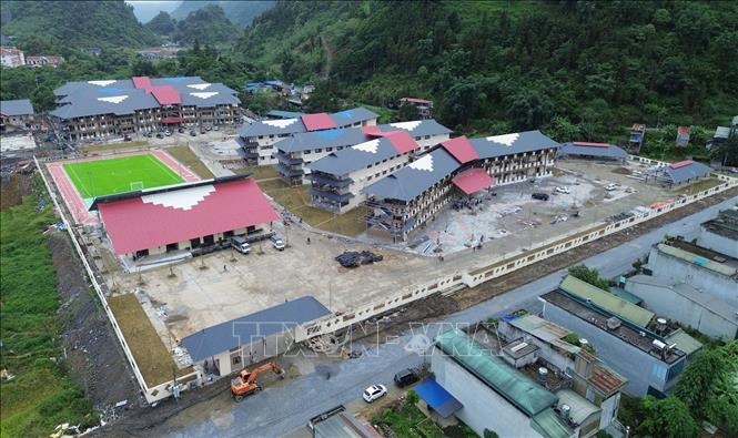 Trường Phổ thông nội trú liên cấp Tiểu học và THCS Mường Khương (Lào Cai) có vốn đầu tư 255 tỷ đồng với những trang thiết bị hiện đại, đáp ứng chỗ học cho 980 học sinh vùng biên giới. Ảnh: Trần Việt - TTXVN