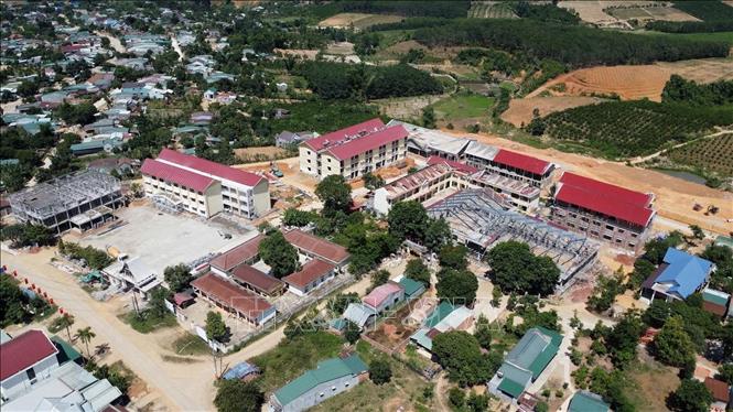 Trường Phổ thông nội trú liên cấp Tiểu học và Trung học cơ sở xã Rờ Kơi (Quảng Ngãi) được đầu tư xây dựng khang trang, sẵn sàng cho năm học mới 2026 - 2027. Ảnh: Dư Toán - TTXVN
