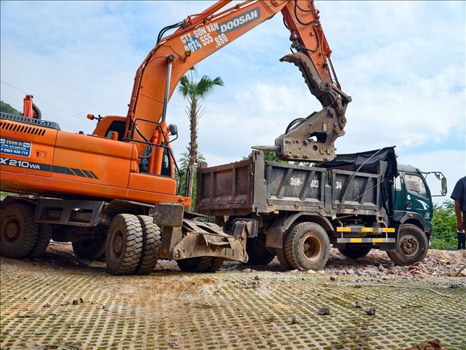 Phương tiện cơ giới phá dỡ các hạng mục xây dựng vi phạm tại khu vực hồ Đồng Đò, thôn Thái Vụ. Ảnh: Trung Nguyên - TTXVN