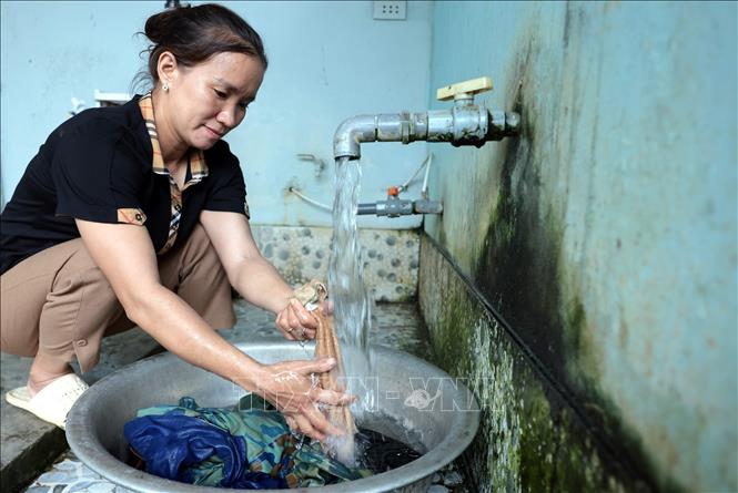 Nhờ vốn vay ưu đãi, gia đình chị Nguyễn Thị Huyền ở xã Bản Lầu, Lào Cai, có điều kiện chăn nuôi bò sinh sản, xây dựng công trình nước sạch, đời sống gia đình được nâng cao. Ảnh: Trần Việt - TTXVN