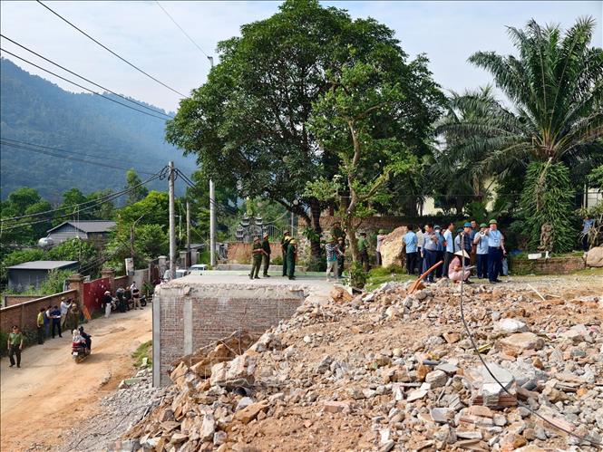 Đại diện các đơn vị chức năng kiểm tra hiện trường sau khi các hạng mục vi phạm được phá dỡ. Ảnh: Trung Nguyên - TTXVN