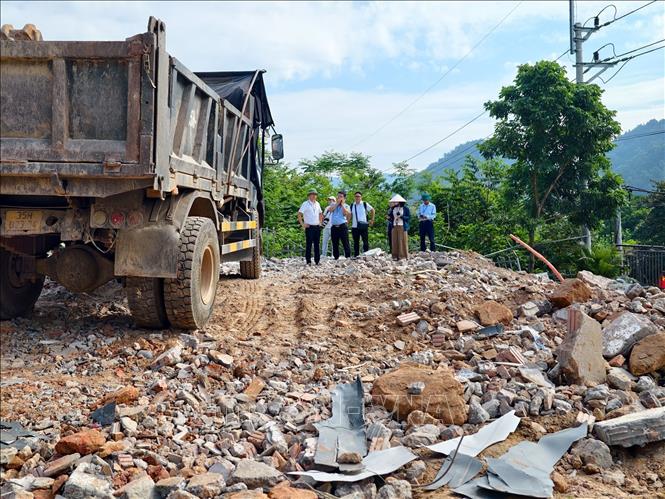 Lực lượng chức năng tiến hành phá dỡ công trình vi phạm tại thôn Thái Vụ, xã Kim Anh, thành phố Hà Nội, sáng 4/9/2026. Ảnh: Trung Nguyên - TTXVN