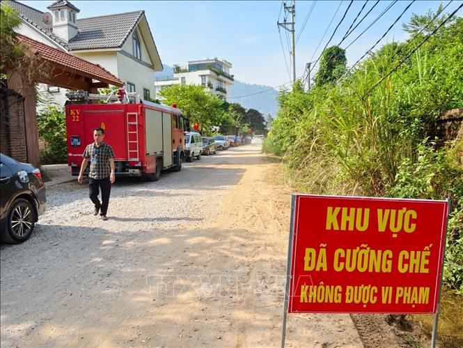 Lực lượng chức năng thiết lập khu vực cưỡng chế, bố trí phương tiện phòng cháy, chữa cháy và bảo đảm an toàn tại hiện trường. Ảnh: Trung Nguyên - TTXVN