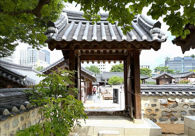 Cổng gỗ và những mái ngói đặc trưng của kiến trúc truyền thống Hàn Quốc, nổi bật tại Làng Hanok Namsangol, thủ đô Seoul, Hàn Quốc. Ảnh: Nhật Hưng – PV TTXVN tại Hàn Quốc