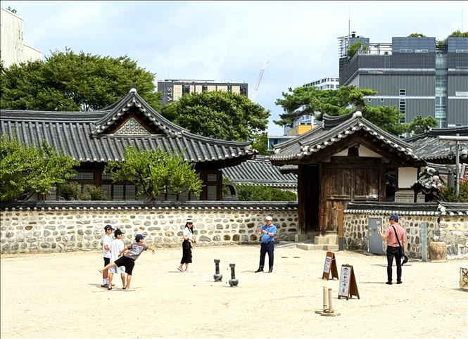 Du khách tham gia trải nghiệm các trò chơi truyền thống tại Làng Hanok Namsangol, thủ đô Seoul, Hàn Quốc. Ảnh: Nhật Hưng – PV TTXVN tại Hàn Quốc