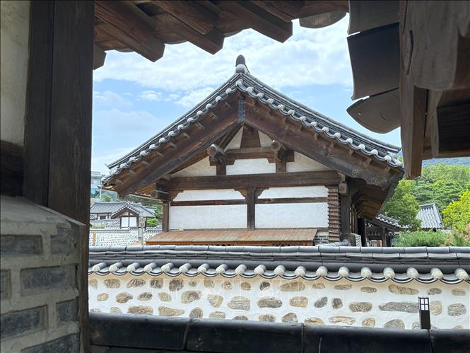 Nét kiến trúc gỗ và mái ngói đặc trưng của những ngôi nhà Hanok truyền thống tại Làng Hanok Namsangol, Seoul, Hàn Quốc. Ảnh: Nhật Hưng – PV TTXVN tại Hàn Quốc