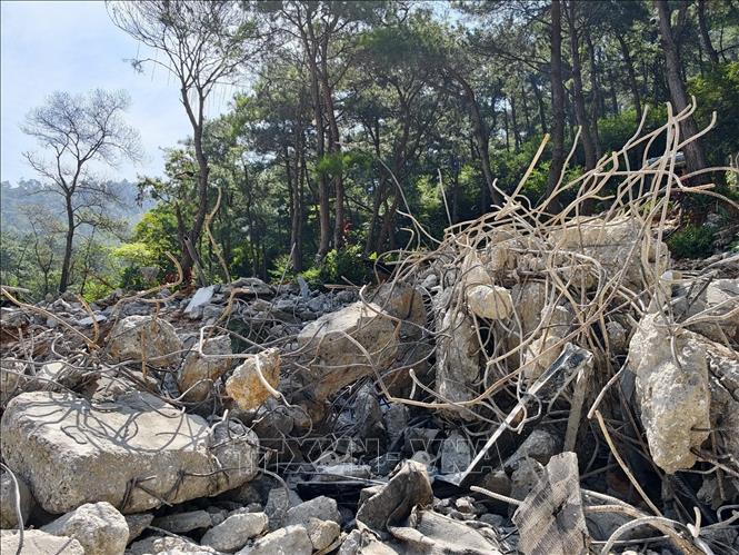 Khối lượng lớn bê tông, sắt thép còn lại tại hiện trường, sau khi công trình xây dựng vi phạm bị cưỡng chế phá dỡ. Ảnh: Trung Nguyên - TTXVN