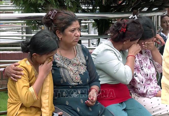 Nỗi đau của người thân các nạn nhân thiệt mạng trong thảm họa lũ quét tại Nepal. Ảnh: ANI/TTXVN phát