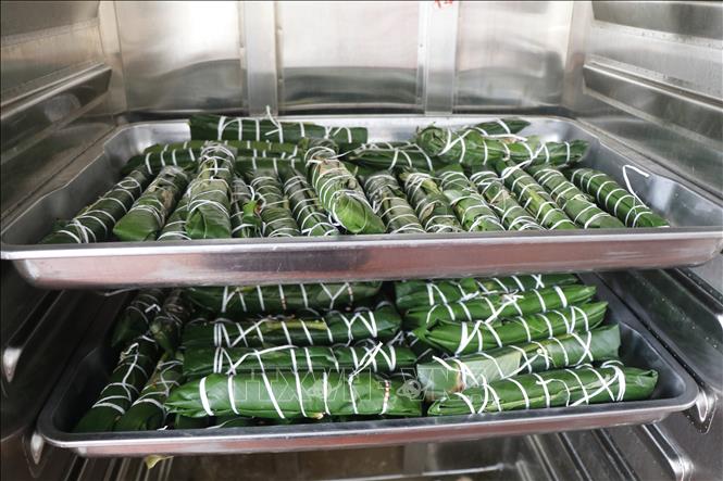 Bánh được cho vào hấp khoảng 20 phút là chín. Ảnh: Thanh Thương - TTXVN