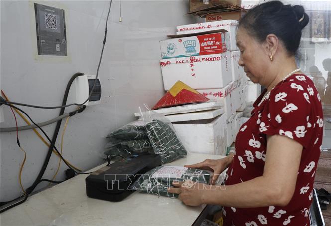Gia đình bà Nguyễn Thị Đảm, xã Yên Phong là hộ truyền thống có nhiều thế hệ làm bánh. Ảnh: Thanh Thương - TTXVN