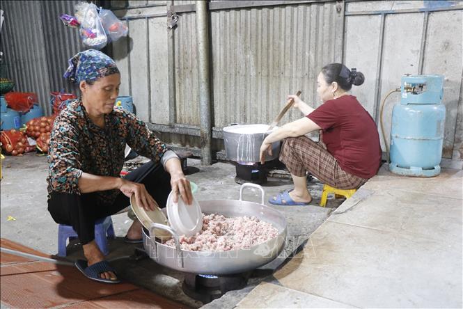 Mỗi mẻ bánh tẻ ra lò là bao tâm huyết của người làm bánh. Ảnh: Thanh Thương - TTXVN