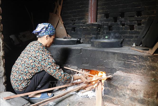 Bánh tẻ được hấp, luộc dưới ngọn lửa đượm. Ảnh: Thanh Thương - TTXVN