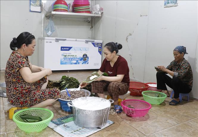 Bánh tẻ Lan Võ, xã Yên Phong, được công nhận sản phẩm OCOP, tạo việc làm cho nhiều lao động. Ảnh: Thanh Thương - TTXVN