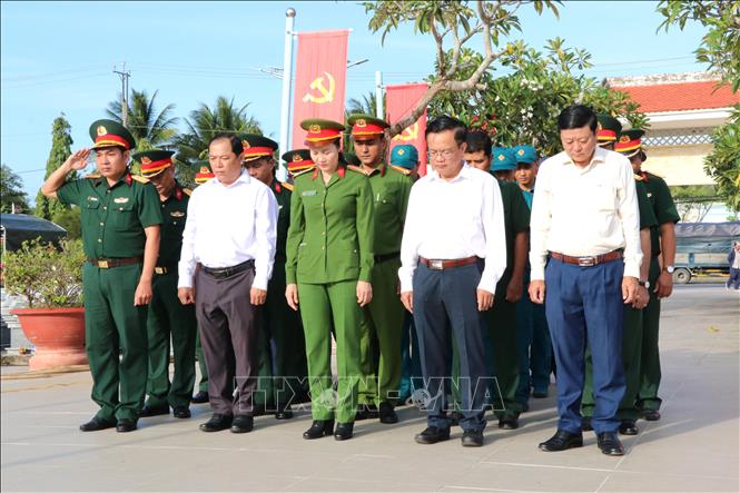 Đại biểu dành phút mặc niệm tưởng nhớ các Anh hùng liệt sĩ tại nghĩa trang. Ảnh: Thanh Hòa - TTXVN