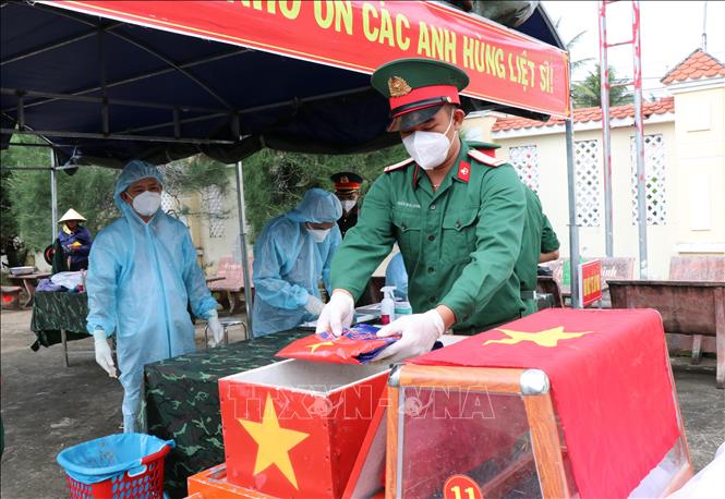 Lực lượng chức năng lấy mẫu hài cốt liệt sĩ chưa xác định được thông tin tại Nghĩa trang Liệt sĩ Tiểu Cần theo đúng quy trình kỹ thuật, phục vụ giám định ADN. Ảnh: Thanh Hòa - TTXVN