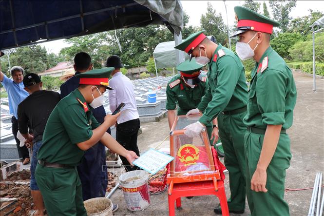 Các chiến sĩ lấy mẫu tại Nghĩa trang Liệt sĩ Tiểu Cần theo đúng quy trình kỹ thuật, phục vụ giám định ADN. Ảnh: Thanh Hòa - TTXVN