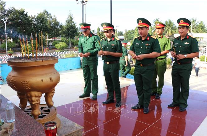 Đại biểu dâng hương tưởng niệm các Anh hùng liệt sĩ tại nghĩa trang. Ảnh: Thanh Hòa - TTXVN