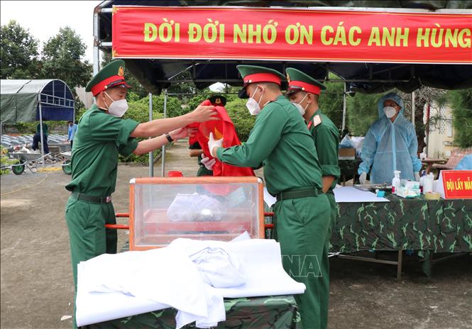Các chiến sĩ lấy mẫu hài cốt tại Nghĩa trang Liệt sĩ Tiểu Cần theo đúng quy trình kỹ thuật, phục vụ giám định ADN. Ảnh: Thanh Hòa - TTXVN