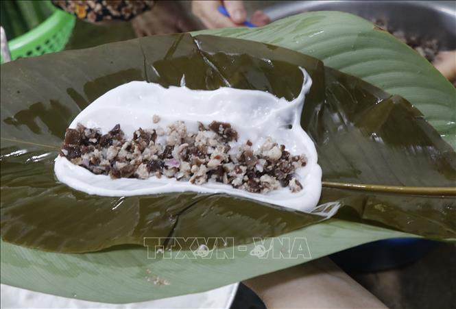 Bánh có sự hòa quyện, kết hợp độc đáo giữa gạo tẻ, thịt, mọc nhĩ. Ảnh: Thanh Thương - TTXVN