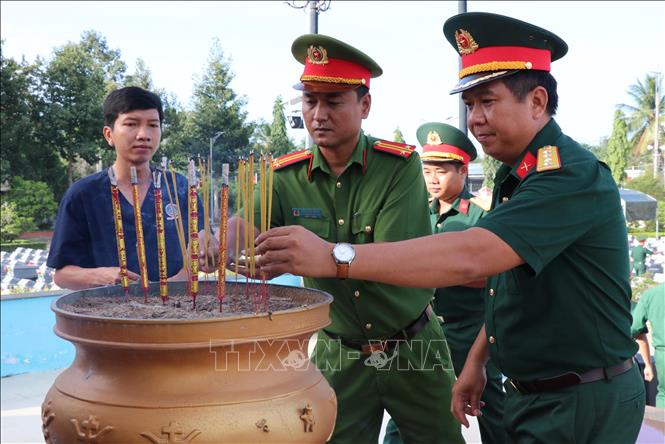 Đại biểu dâng hương tưởng niệm các Anh hùng liệt sĩ trước khi lấy mẫu hài cốt liệt sĩ chưa xác định được thông tin. Ảnh: Thanh Hòa - TTXVN