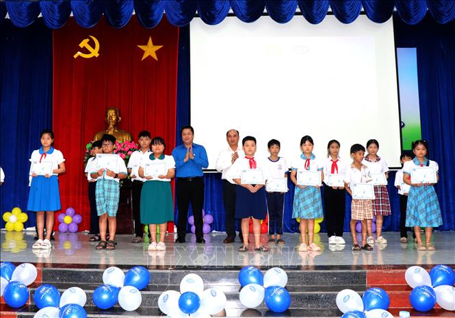 Tổ chức Tài chính vi mô CEP trao học bổng cho học sinh có hoàn cảnh khó khăn tỉnh Vĩnh Long. Ảnh: Lê Thúy Hằng – TTXVN