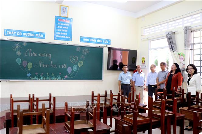 Phó Chủ tịch UBND tỉnh Vĩnh Long Nguyễn Thị Bé Mười kiểm tra công tác chuẩn bị năm học mới tại Trường Tiểu học Kim Đồng (phường Duyên Hải). Ảnh: Lê Thúy Hằng – TTXVN