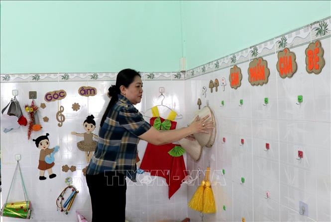 Giáo viên Trường Mầm non Măng non (phường Long Châu) chuẩn bị góc học tập, vui chơi cho trẻ trước ngày khai giảng năm học mới. Ảnh: Lê Thúy Hằng – TTXVN